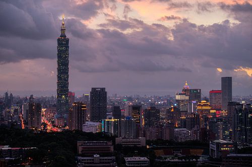 Uitzicht over de skyline van Taipei (Xinyi) met een paarse lucht in de avond net na zonsondergang