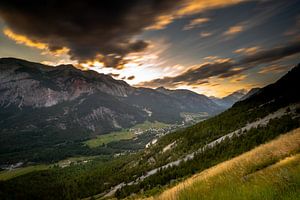 Franse Alpen bij zonsondergang van Damien Franscoise