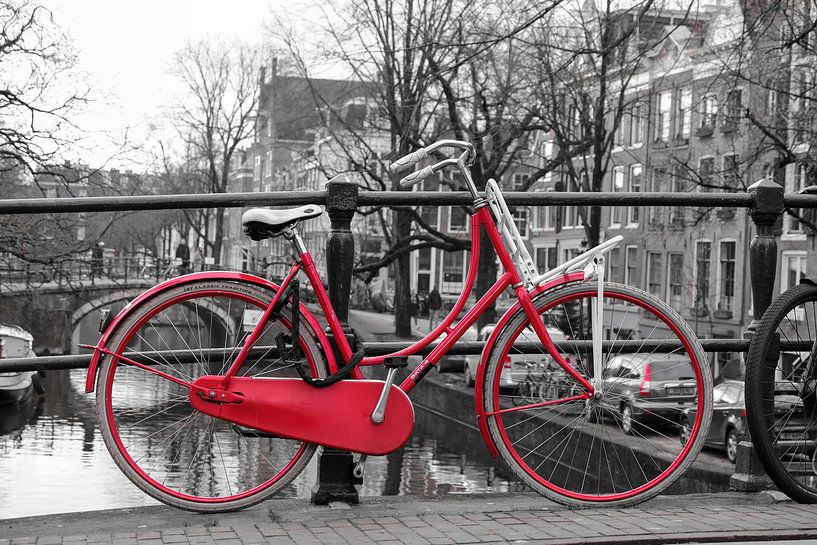 rotes Fahrrad auf Brücke von Marit Lindberg