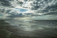 Strand Zeeland met wolkenlucht