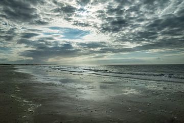 Strand Zeeland met wolkenlucht