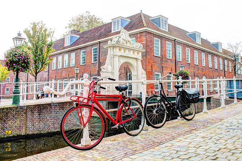 Fietsen bij de Doelenkazerne in Leiden