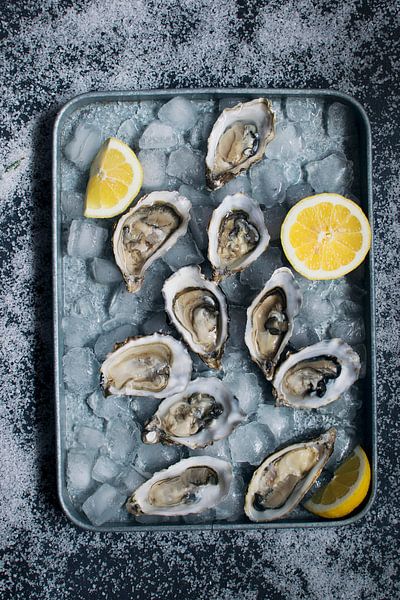 Sf 12338985 Verse oesters met citroenen op ijs van BeeldigBeeld Food & Lifestyle