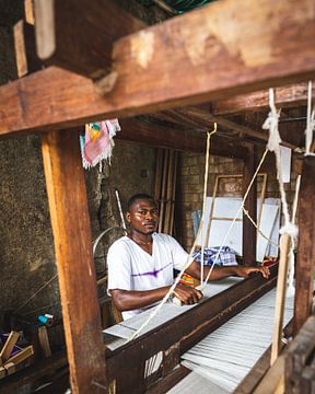 Inwoner van Zanzibar weeft een kleed van OCEANVOLTA