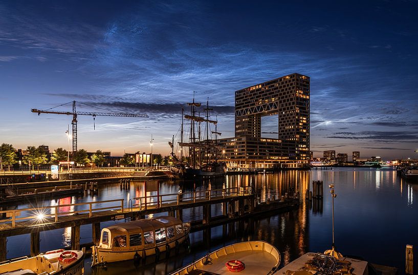 Leuchtende Nachtwolken am Pontsteiger in Amsterdam von Jeroen de Jongh Fotografie
