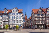 Oude stad met vakwerkhuizen en marktkerk op de Holzmarkt met uitzicht in de Kramerstrasse, Hannover,