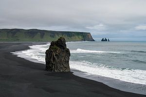 Zwart strand in IJsland van Tim Vlielander