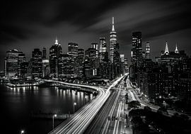 Skyline van New York City met verkeerspaden bij nacht, Blac van Markus Gann