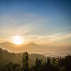 Lever du soleil sur la colline de Setumbu - Yogyakarta, Indonésie sur Thijs van den Broek