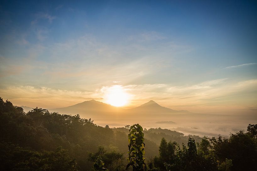 Zonsopgang bij Setumbu Hill - Yogjakarta, Indonesië van Thijs van den Broek