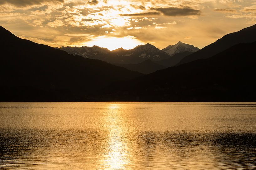 Meer en bergen bij zonsondergang van Michel Vedder Photography