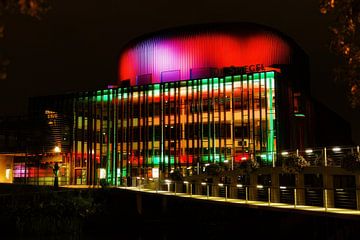 Kleurrijke lichten van het Theater de Spiegel in Zwolle in de avond van Wildlife Designs