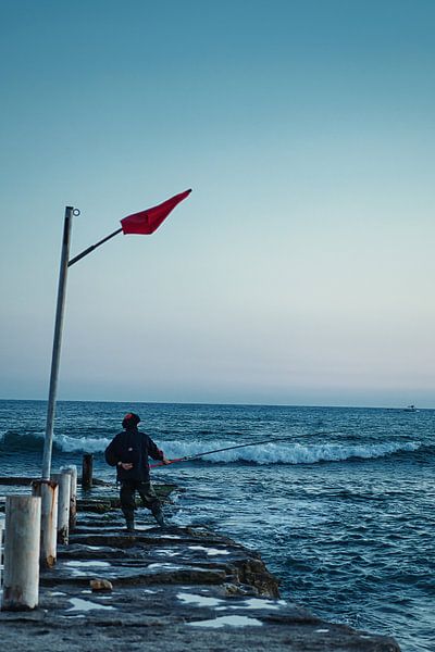 Authentische türkische Fischer an der Küste von Alanya von Yousri Opmeer