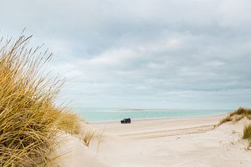 Terschelling strand strandrijden duin zee strand met de landrover defender naar paal 3 van Terschelling in beeld