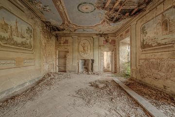 Verlaten Italiaanse villa met fresco's van Wesley Van Vijfeijken