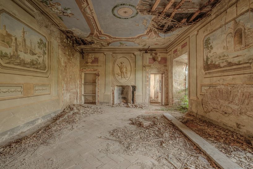 Villa italienne abandonnée avec fresques par Wesley Van Vijfeijken