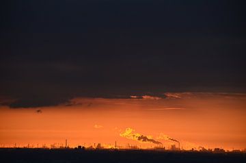 Rotterdam harbour from a distance von Marcel van Duinen