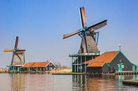 Kleurrijke houten windmolens aan de Zaan rivier in Zaanse Schans, Nederland van Marc Venema thumbnail
