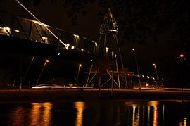 Fietsbrug nabij Drachten centrum in het donker. by Mariëtte Plat