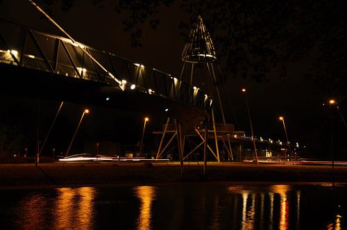 Fietsbrug nabij Drachten centrum in het donker.