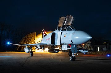 McDonnell Douglas F-4 Phantom II bei Nacht von KC Photography