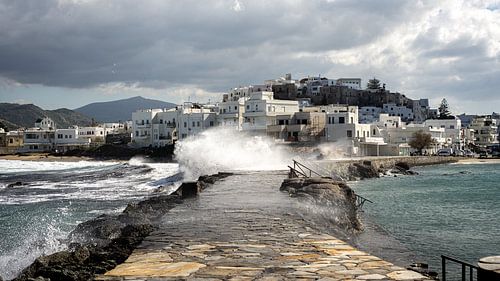 Dorf mit brechenden Wellen