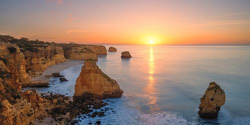Lever du soleil à Praia da Marinha, en Algarve, au Portugal