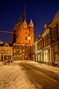Zwolle Sassenpoort, das alte Stadttor an einem kalten Winterabend mit Schnee