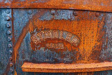 STADLER Denim blauwe tank met Roestbruine letters van Alice Berkien-van Mil