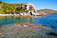 Sardijnse baai aan de rotskust van Bosa Marina