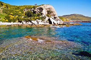 Sardische Meeresbucht an der Felsküste von Bosa Marina