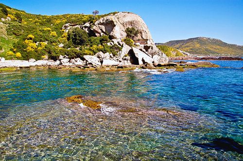 Sardijnse baai aan de rotskust van Bosa Marina