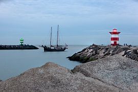 Bakens en een schip bij schemering in Scheveningen van Peter de Kievith Fotografie