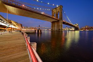 Brooklyn Bridge in New York über den East River am Abend von Merijn van der Vliet