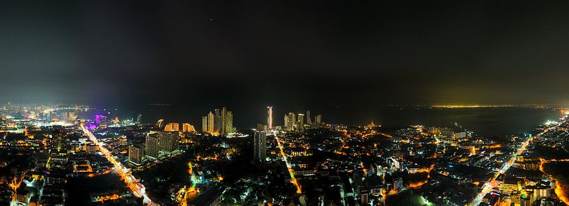 Nächtliches Panorama von der Naklua Road mit Blick auf Pattaya City von Franklin Driessen