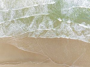 Wellen, die auf den Strand treffen, von oben gesehen