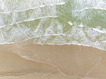 Golven die het strand raken van bovenaf gezien van Sjoerd van der Wal Fotografie