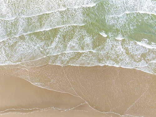 Golven die het strand raken van bovenaf gezien
