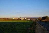 Spanje, het dorpje Azofra in ochtendlicht op de Camino de Santiago van Ton Van Zeijl thumbnail