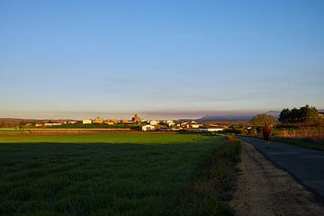 Spanje, het dorpje Azofra in ochtendlicht op de Camino de Santiago van Ton Van Zeijl