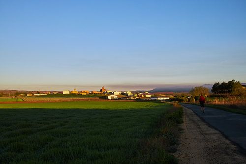 Spanje, het dorpje Azofra in ochtendlicht op de Camino de Santiago
