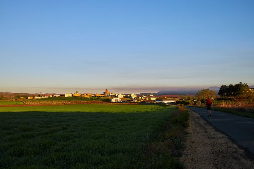 Spanje, het dorpje Azofra in ochtendlicht op de Camino de Santiago van Ton Van Zeijl