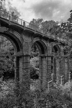 Die alte Eisenbahnbrücke in Binic-Étables-sur-Mer Frankreich von Rob van der Teen