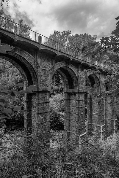 Die alte Eisenbahnbrücke in Binic-Étables-sur-Mer Frankreich von Rob van der Teen