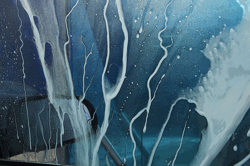 Abstracte foto van een auto in de carwash van Retrotimes