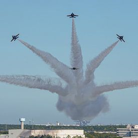 Bomb Burst exécuté par les Blue Angels. sur Jaap van den Berg