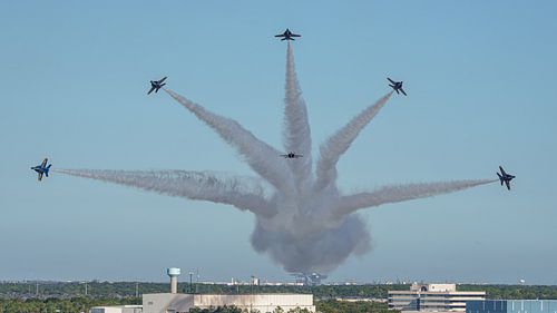 Bomb Burst uitgevoerd door de Blue Angels.