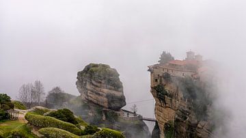 Meteora Kloosters in de mist van Teun Ruijters