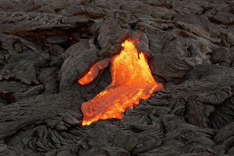 Lava stroomt uit een spleet van Ralf Lehmann