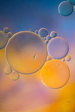 Olie op water, kleurrijke ondergrond van Gert Hilbink